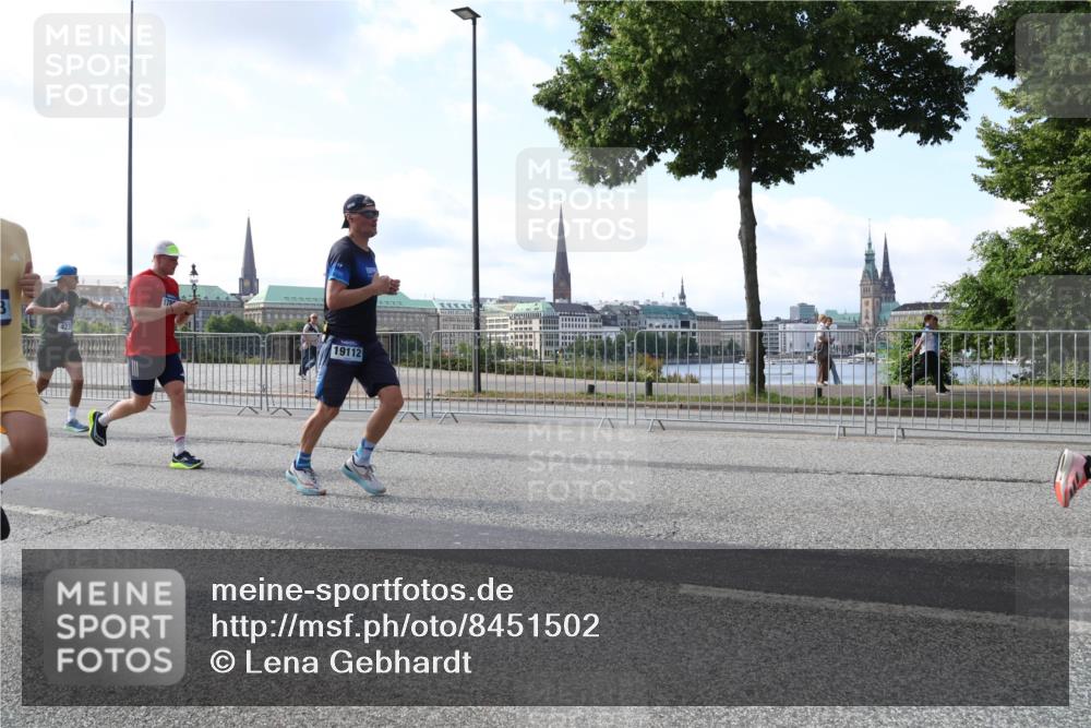 29.06.2025 - hella hamburg halbmarathon Lena Gebhardt http://msf.ph/oto/8451502 29.06.2025 09:54:00 Lombardsbrücke 19112, 1098, 1119, 1399, 1413, 1424, 1476, 1892, 1902, 2098, 2188, 2270, 2516, 2823, 2842, 2890, 2937, 3004, 3186, 3414, 3477, 3785, 4140, 4183, 4185, 4235, 4237, 4247, 4270, 4949, 5115, 5362, 5528, 5532, 5650, 6071, 6198, 6309, 6388, 6575, 6831, 6903, 7167, 7297, 7385, 7448, 7480, 7734, 8023, 8269, 8743, 8928, 9030, 9043, 9105, 9463, 9482, 9619, 9626, 9633, 9723, 9965, 10529, 10792, 11077, 11848, 11936, 12084, 13009 meine-sportfotos.de