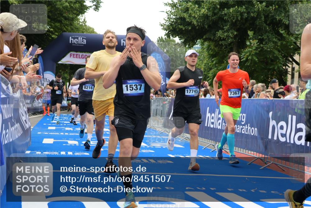 29.06.2025 - hella hamburg halbmarathon Strokosch-Dieckow http://msf.ph/oto/8451507 29.06.2025 10:48:21 Ziel 1537, 3747, 5129, 5362, 5528, 6081, 6923, 7367, 7599, 8216, 9262, 9770, 11211, 11451, 11467, 12549, 12840, 13962, 14797, 14990, 15629, 15735, 17745, 17855, 17982, 18790, 18923, 18963, 19127 meine-sportfotos.de