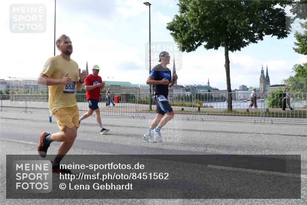 29.06.2025 - hella hamburg halbmarathon Lena Gebhardt http://msf.ph/oto/8451562 29.06.2025 09:54:01 Lombardsbrücke 5528, 17, 1911, 1098, 1119, 1399, 1413, 1424, 1476, 1892, 1902, 2098, 2188, 2270, 2516, 2823, 2842, 2890, 2937, 3004, 3186, 3414, 3477, 3785, 4029, 4140, 4183, 4185, 4235, 4237, 4247, 4270, 4949, 5115, 5362, 5528, 5532, 5650, 6071, 6198, 6309, 6388, 6575, 6831, 6903, 7167, 7297, 7385, 7448, 7480, 7734, 8023, 8269, 8743, 8928, 9030, 9043, 9105, 9463, 9482, 9619, 9626, 9633, 9723, 9965, 10529, 10792, 11077, 11848, 11936, 12084 meine-sportfotos.de