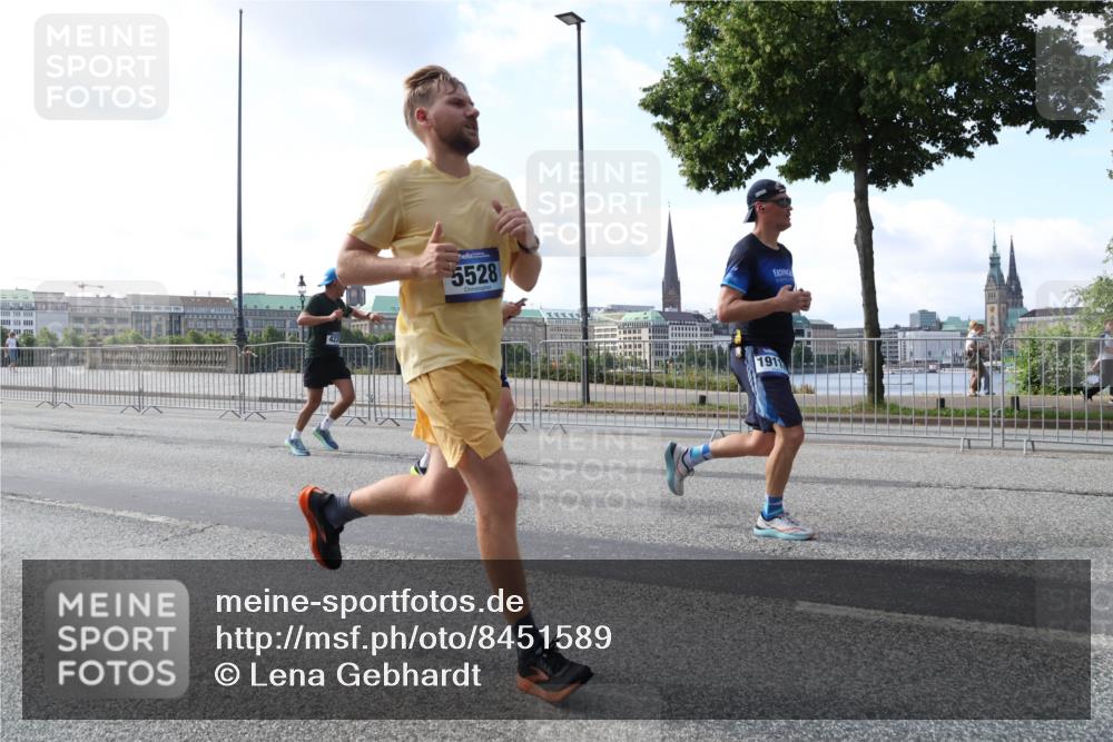 29.06.2025 - hella hamburg halbmarathon Lena Gebhardt http://msf.ph/oto/8451589 29.06.2025 09:54:01 Lombardsbrücke 5528, 191, 1098, 1119, 1399, 1413, 1424, 1476, 1892, 1902, 2098, 2188, 2270, 2516, 2823, 2842, 2890, 2937, 3004, 3186, 3414, 3477, 3785, 4029, 4140, 4183, 4185, 4235, 4237, 4247, 4270, 4949, 5115, 5362, 5528, 5532, 5650, 6071, 6198, 6309, 6388, 6575, 6831, 6903, 7167, 7297, 7385, 7448, 7480, 7734, 8023, 8269, 8743, 8928, 9030, 9043, 9105, 9463, 9482, 9619, 9626, 9633, 9723, 9965, 10529, 10792, 11077, 11848, 11936, 12084 meine-sportfotos.de