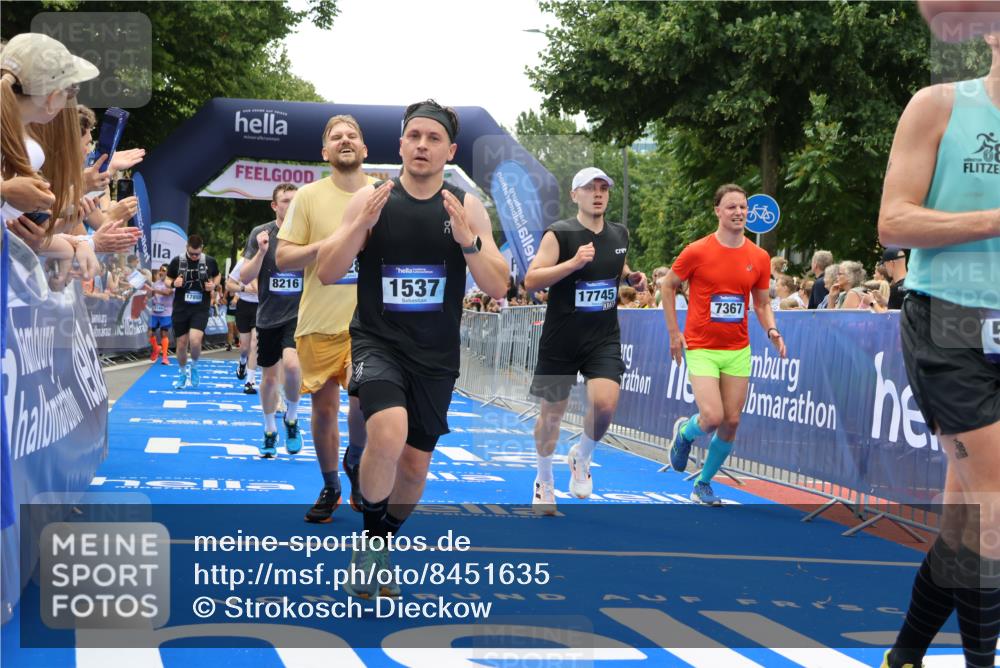 29.06.2025 - hella hamburg halbmarathon Strokosch-Dieckow http://msf.ph/oto/8451635 29.06.2025 10:48:21 Ziel 1537, 3747, 5129, 5362, 5528, 6081, 6923, 7367, 7599, 8216, 9262, 9770, 11211, 11451, 11467, 12549, 12840, 13962, 14797, 14990, 15629, 15735, 17745, 17855, 17982, 18790, 18923, 18963, 19127 meine-sportfotos.de