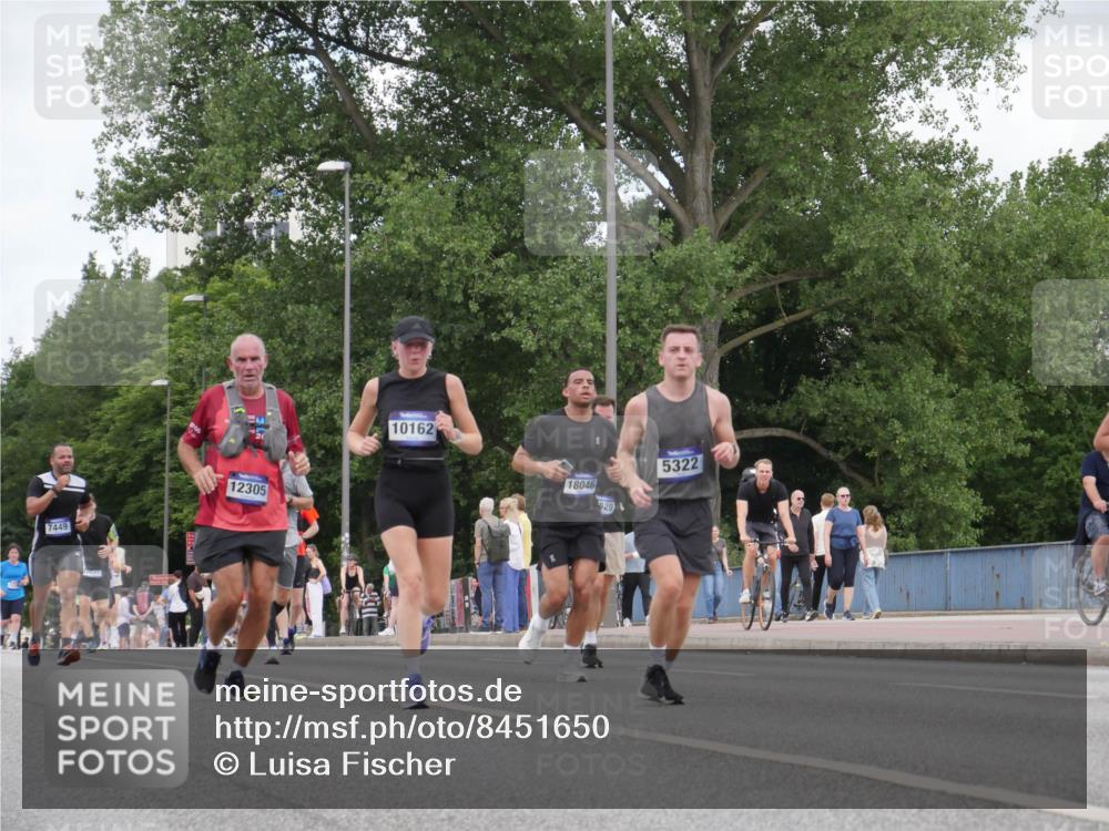 29.06.2025 - hella hamburg halbmarathon Luisa Fischer http://msf.ph/oto/8451650 29.06.2025 10:32:50 Kennedybrücke 7449, 12305, 10162, 18046, 529, 5322, 1869, 3613, 4982, 5063, 5322, 8388, 10162 meine-sportfotos.de