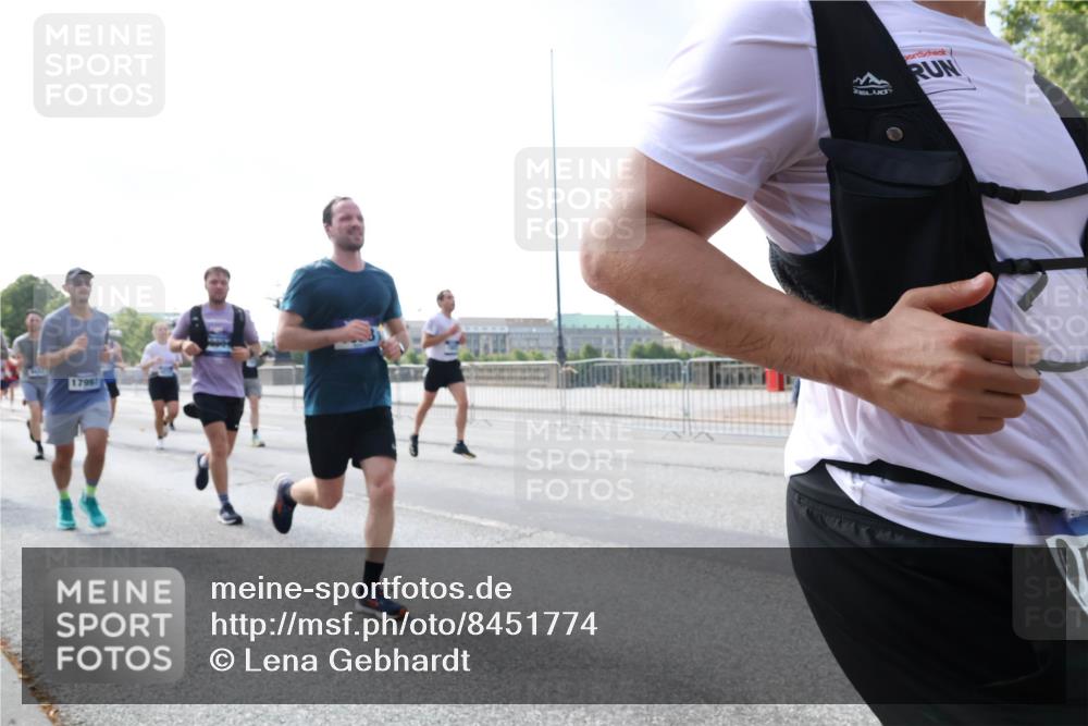 29.06.2025 - hella hamburg halbmarathon Lena Gebhardt http://msf.ph/oto/8451774 29.06.2025 09:54:02 Lombardsbrücke 17997, 1098, 1119, 1399, 1413, 1424, 1476, 1892, 1902, 2098, 2188, 2270, 2516, 2823, 2842, 2890, 2937, 3004, 3186, 3414, 3477, 3785, 4029, 4140, 4183, 4185, 4235, 4237, 4247, 4270, 4949, 5115, 5362, 5528, 5532, 5650, 6198, 6309, 6388, 6575, 6630, 6831, 6903, 7167, 7297, 7385, 7448, 7480, 7734, 8023, 8269, 8743, 8928, 9030, 9043, 9105, 9463, 9482, 9619, 9626, 9633, 9723, 9965, 10529, 10792, 11077, 11848, 11936, 12084 meine-sportfotos.de
