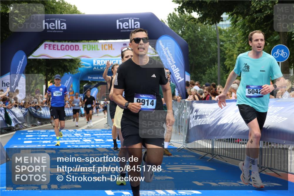 29.06.2025 - hella hamburg halbmarathon Strokosch-Dieckow http://msf.ph/oto/8451788 29.06.2025 10:37:29 Ziel 1290, 2767, 5042, 5791, 6047, 7831, 9017, 9914, 10451, 10922, 11106, 12739, 13372, 15888, 17306, 18159, 18193, 18216, 18723 meine-sportfotos.de
