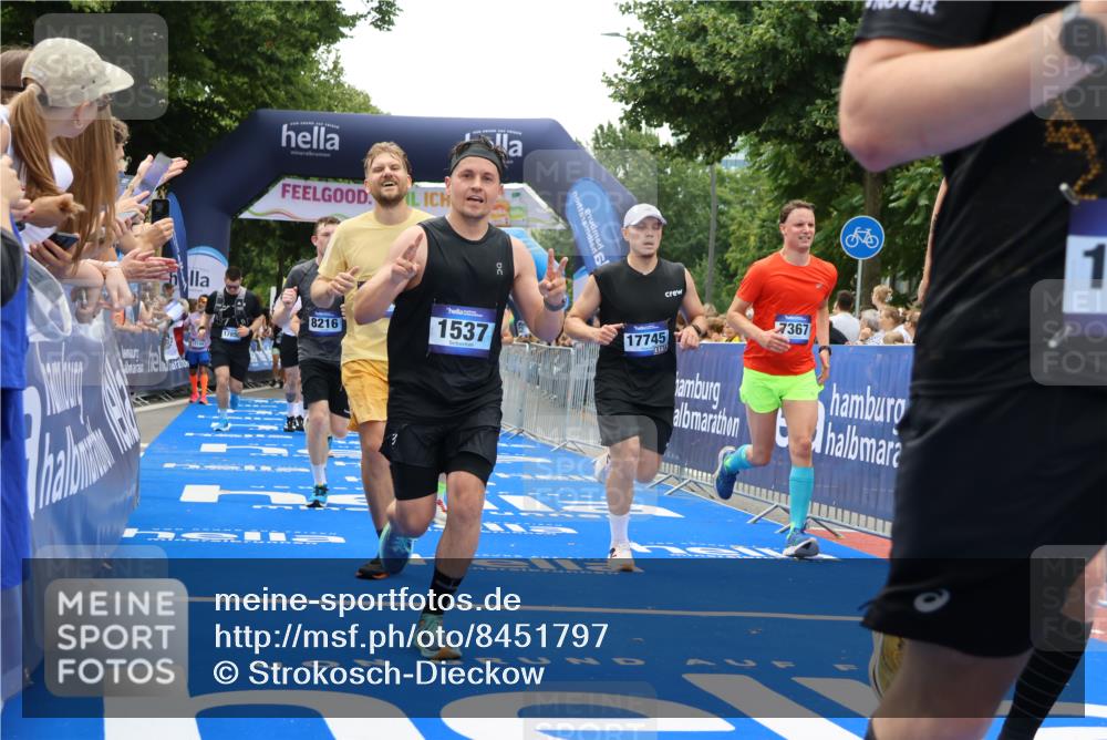 29.06.2025 - hella hamburg halbmarathon Strokosch-Dieckow http://msf.ph/oto/8451797 29.06.2025 10:48:21 Ziel 1537, 3747, 5129, 5362, 5528, 6081, 6923, 7367, 7599, 8216, 9262, 9770, 11211, 11451, 11467, 12549, 12840, 13962, 14797, 14990, 15629, 15735, 17745, 17855, 17982, 18790, 18923, 18963, 19127 meine-sportfotos.de