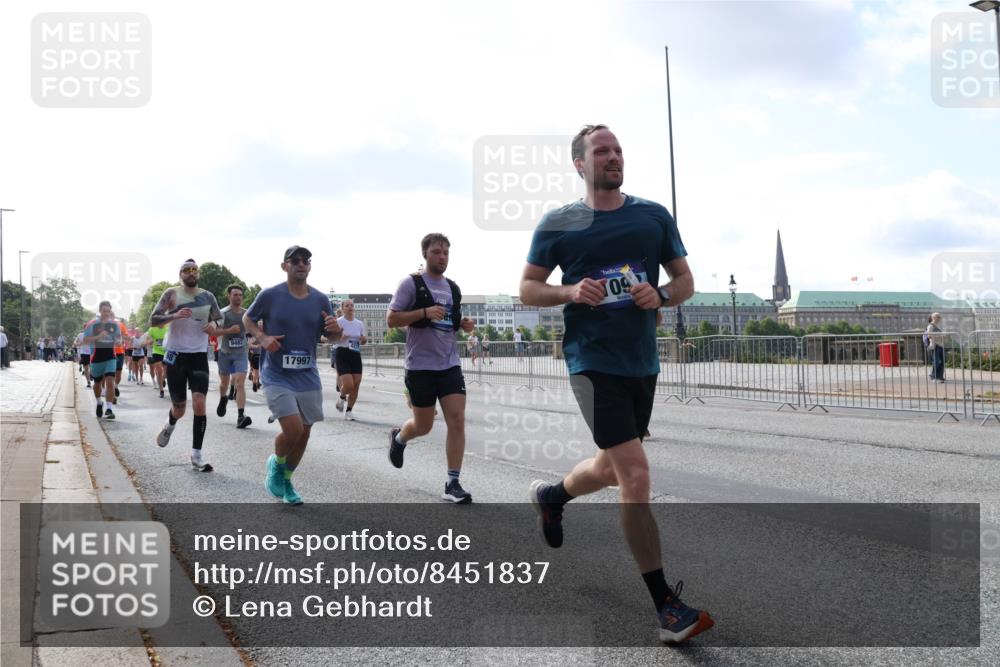 29.06.2025 - hella hamburg halbmarathon Lena Gebhardt http://msf.ph/oto/8451837 29.06.2025 09:54:02 Lombardsbrücke 9482, 17997, 1098, 1119, 1399, 1413, 1424, 1476, 1892, 1902, 2098, 2188, 2270, 2516, 2823, 2842, 2890, 2937, 3004, 3186, 3414, 3477, 3785, 4029, 4140, 4183, 4185, 4235, 4237, 4247, 4270, 4949, 5115, 5362, 5528, 5532, 5650, 6198, 6309, 6388, 6575, 6630, 6831, 6903, 7167, 7297, 7385, 7448, 7480, 7734, 8023, 8269, 8743, 8928, 9030, 9043, 9105, 9463, 9482, 9619, 9626, 9633, 9723, 9965, 10529, 10792, 11077, 11848, 11936, 12084 meine-sportfotos.de