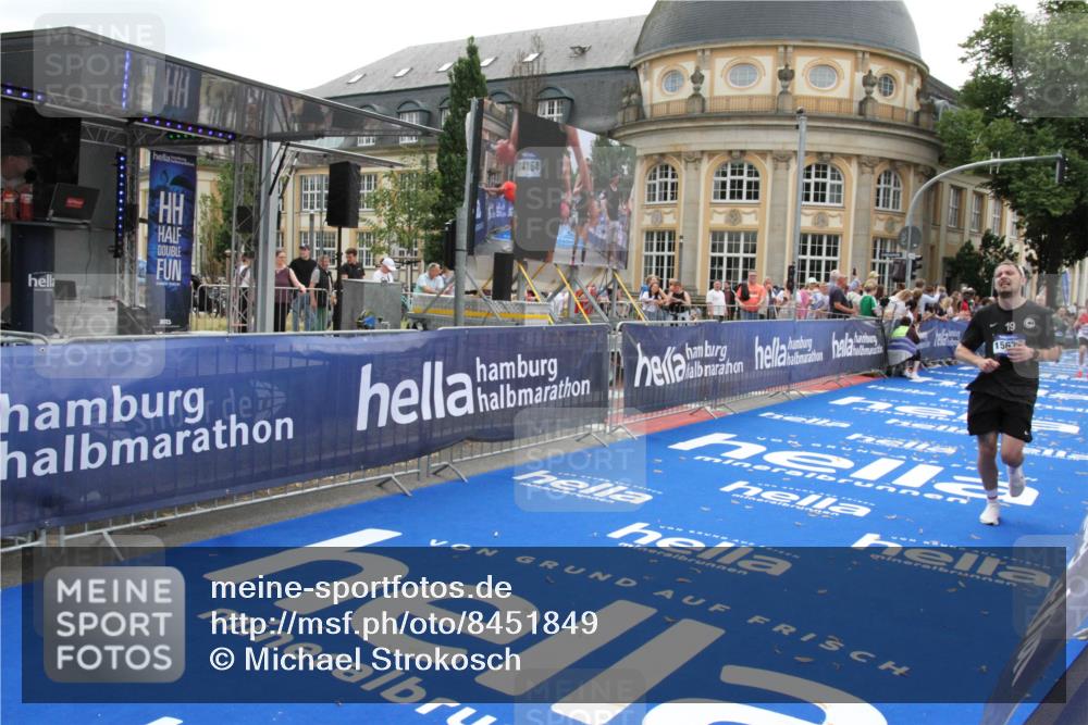 29.06.2025 - hella hamburg halbmarathon Michael Strokosch http://msf.ph/oto/8451849 29.06.2025 10:30:05 Ziel 2689, 3189, 5308, 8190, 9634, 10270, 12308, 15507, 15672, 17768 meine-sportfotos.de