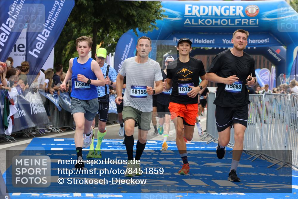 29.06.2025 - hella hamburg halbmarathon Strokosch-Dieckow http://msf.ph/oto/8451859 29.06.2025 10:37:23 Ziel 2767, 5003, 5042, 6047, 9017, 9914, 12739, 12900, 13372, 13854, 14387, 14459, 15888, 17306, 18159, 18723, 18824 meine-sportfotos.de