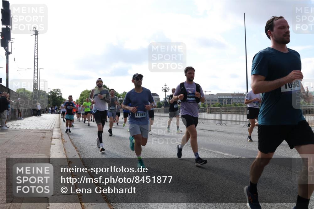 29.06.2025 - hella hamburg halbmarathon Lena Gebhardt http://msf.ph/oto/8451877 29.06.2025 09:54:02 Lombardsbrücke 9482, 17997, 1098, 1098, 1119, 1399, 1413, 1424, 1476, 1892, 1902, 2098, 2188, 2270, 2516, 2823, 2842, 2890, 2937, 3004, 3186, 3414, 3477, 3785, 4029, 4140, 4183, 4185, 4235, 4237, 4247, 4270, 4949, 5115, 5362, 5528, 5532, 5650, 6198, 6309, 6388, 6575, 6630, 6831, 6903, 7167, 7297, 7385, 7448, 7480, 7734, 8023, 8269, 8743, 8928, 9030, 9043, 9105, 9463, 9482, 9619, 9626, 9633, 9723, 9965, 10529, 10792, 11077, 11848, 11936, 12084 meine-sportfotos.de