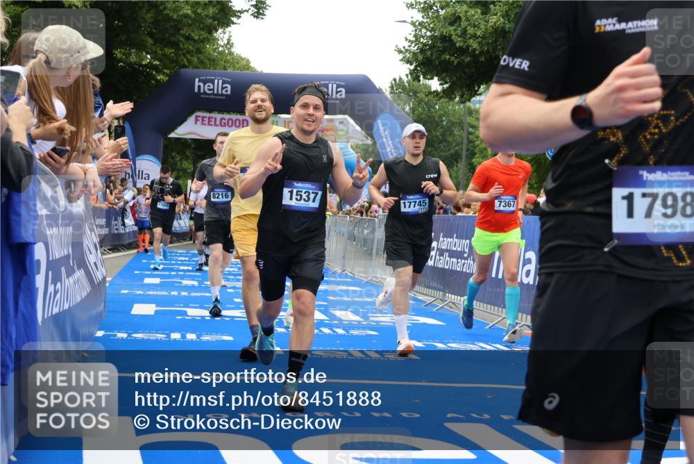 29.06.2025 - hella hamburg halbmarathon Strokosch-Dieckow http://msf.ph/oto/8451888 29.06.2025 10:48:21 Ziel 1537, 3747, 5129, 5362, 5528, 6081, 6923, 7367, 7599, 8216, 9262, 9770, 11211, 11451, 11467, 12549, 12840, 13962, 14797, 14990, 15629, 15735, 17745, 17855, 17982, 18790, 18923, 18963, 19127 meine-sportfotos.de