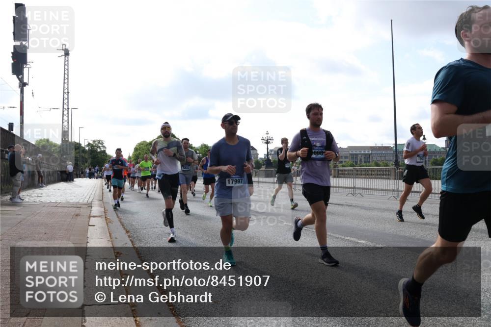 29.06.2025 - hella hamburg halbmarathon Lena Gebhardt http://msf.ph/oto/8451907 29.06.2025 09:54:02 Lombardsbrücke 9482, 17997, 698, 190, 1098, 1119, 1399, 1413, 1424, 1476, 1892, 1902, 2098, 2188, 2270, 2516, 2823, 2842, 2890, 2937, 3004, 3186, 3414, 3477, 3785, 4029, 4140, 4183, 4185, 4235, 4237, 4247, 4270, 4949, 5115, 5362, 5528, 5532, 5650, 6198, 6309, 6388, 6575, 6630, 6831, 6903, 7167, 7297, 7385, 7448, 7480, 7734, 8023, 8269, 8743, 8928, 9030, 9043, 9105, 9463, 9482, 9619, 9626, 9633, 9723, 9965, 10529, 10792, 11077, 11848, 11936, 12084 meine-sportfotos.de