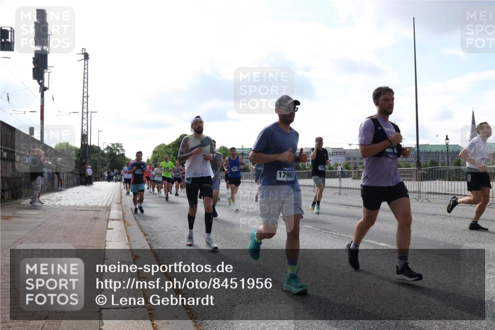 29.06.2025 - hella hamburg halbmarathon Lena Gebhardt http://msf.ph/oto/8451956 29.06.2025 09:54:03 Lombardsbrücke 9619, 17997, 1098, 1119, 1399, 1413, 1424, 1476, 1892, 1902, 2098, 2188, 2270, 2516, 2823, 2842, 2890, 2937, 3004, 3186, 3477, 3785, 4029, 4140, 4183, 4185, 4235, 4237, 4247, 4270, 4949, 5115, 5362, 5528, 5532, 5650, 6198, 6309, 6388, 6575, 6630, 6831, 7167, 7297, 7385, 7448, 7480, 7734, 8023, 8269, 8743, 8928, 9030, 9043, 9105, 9463, 9482, 9619, 9626, 9633, 9723, 9965, 10529, 10792, 11077, 11848, 11936, 12084 meine-sportfotos.de