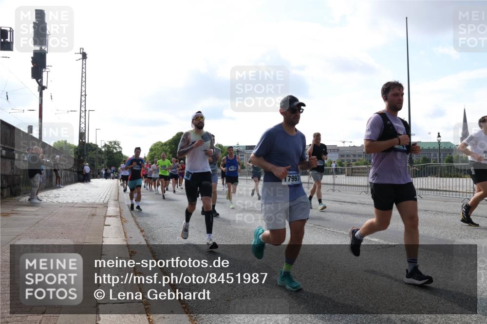 29.06.2025 - hella hamburg halbmarathon Lena Gebhardt http://msf.ph/oto/8451987 29.06.2025 09:54:03 Lombardsbrücke 15950, 482, 9619, 7997, 1098, 1119, 1399, 1413, 1424, 1476, 1892, 1902, 2098, 2188, 2270, 2516, 2823, 2842, 2890, 2937, 3004, 3186, 3477, 3785, 4029, 4140, 4183, 4185, 4235, 4237, 4247, 4270, 4949, 5115, 5362, 5528, 5532, 5650, 6198, 6309, 6388, 6575, 6630, 6831, 7167, 7297, 7385, 7448, 7480, 7734, 8023, 8269, 8743, 8928, 9030, 9043, 9105, 9463, 9482, 9619, 9626, 9633, 9723, 9965, 10529, 10792, 11077, 11848, 11936, 12084 meine-sportfotos.de