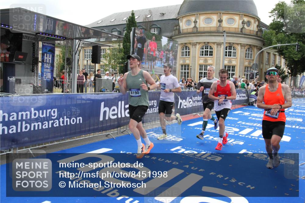 29.06.2025 - hella hamburg halbmarathon Michael Strokosch http://msf.ph/oto/8451998 29.06.2025 10:30:08 Ziel 2689, 3189, 8190, 9634, 10270, 12308, 15507, 15672, 17768 meine-sportfotos.de