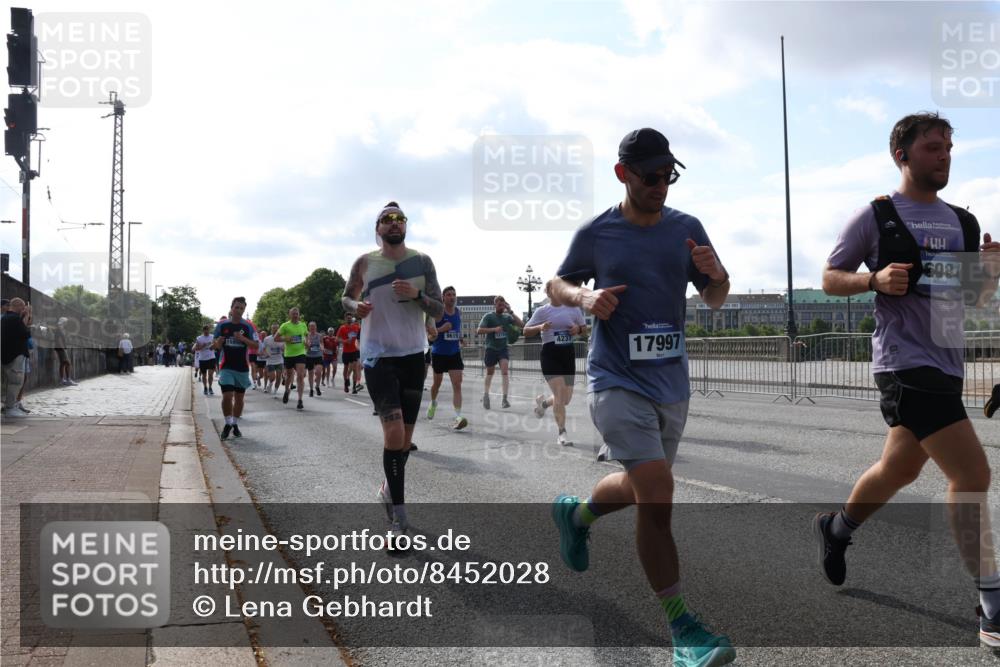 29.06.2025 - hella hamburg halbmarathon Lena Gebhardt http://msf.ph/oto/8452028 29.06.2025 09:54:03 Lombardsbrücke 15950, 9619, 17997, 81, 1098, 1119, 1399, 1413, 1424, 1476, 1892, 1902, 2098, 2188, 2270, 2516, 2823, 2842, 2890, 2937, 3004, 3186, 3477, 3785, 4029, 4140, 4183, 4185, 4235, 4237, 4247, 4270, 4949, 5115, 5362, 5528, 5532, 5650, 6198, 6309, 6388, 6575, 6630, 6831, 7167, 7297, 7385, 7448, 7480, 7734, 8023, 8269, 8743, 8928, 9030, 9043, 9105, 9463, 9482, 9619, 9626, 9633, 9723, 9965, 10529, 10792, 11077, 11848, 11936, 12084 meine-sportfotos.de