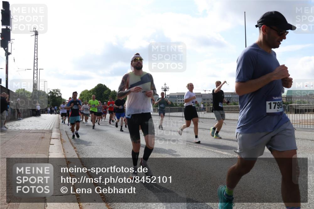 29.06.2025 - hella hamburg halbmarathon Lena Gebhardt http://msf.ph/oto/8452101 29.06.2025 09:54:03 Lombardsbrücke 15784, 15950, 1799, 1098, 1119, 1399, 1413, 1424, 1476, 1892, 1902, 2098, 2188, 2270, 2516, 2823, 2842, 2890, 2937, 3004, 3186, 3477, 3785, 4029, 4140, 4183, 4185, 4235, 4237, 4247, 4270, 4949, 5115, 5362, 5528, 5532, 5650, 6198, 6309, 6388, 6575, 6630, 6831, 7167, 7297, 7385, 7448, 7480, 7734, 8023, 8269, 8743, 8928, 9030, 9043, 9105, 9463, 9482, 9619, 9626, 9633, 9723, 9965, 10529, 10792, 11077, 11848, 11936, 12084 meine-sportfotos.de
