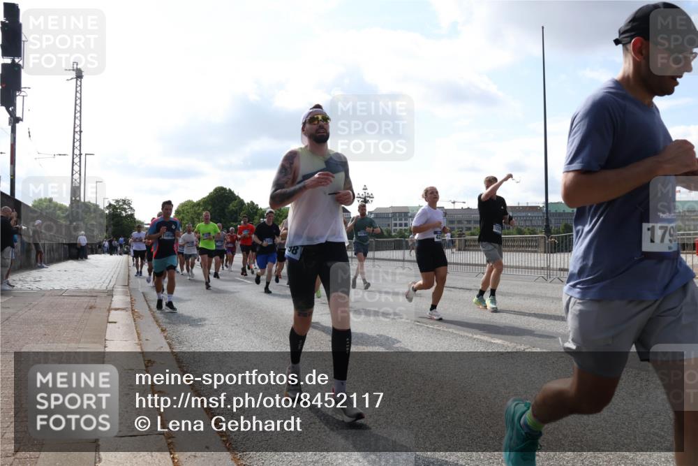 29.06.2025 - hella hamburg halbmarathon Lena Gebhardt http://msf.ph/oto/8452117 29.06.2025 09:54:03 Lombardsbrücke 15950, 8, 15784, 1799, 1098, 1119, 1399, 1413, 1424, 1476, 1892, 1902, 2098, 2188, 2270, 2516, 2823, 2842, 2890, 2937, 3004, 3186, 3477, 3785, 4029, 4140, 4183, 4185, 4235, 4237, 4247, 4270, 4949, 5115, 5362, 5528, 5532, 5650, 6198, 6309, 6388, 6575, 6630, 6831, 7167, 7297, 7385, 7448, 7480, 7734, 8023, 8269, 8743, 8928, 9030, 9043, 9105, 9463, 9482, 9619, 9626, 9633, 9723, 9965, 10529, 10792, 11077, 11848, 11936, 12084 meine-sportfotos.de