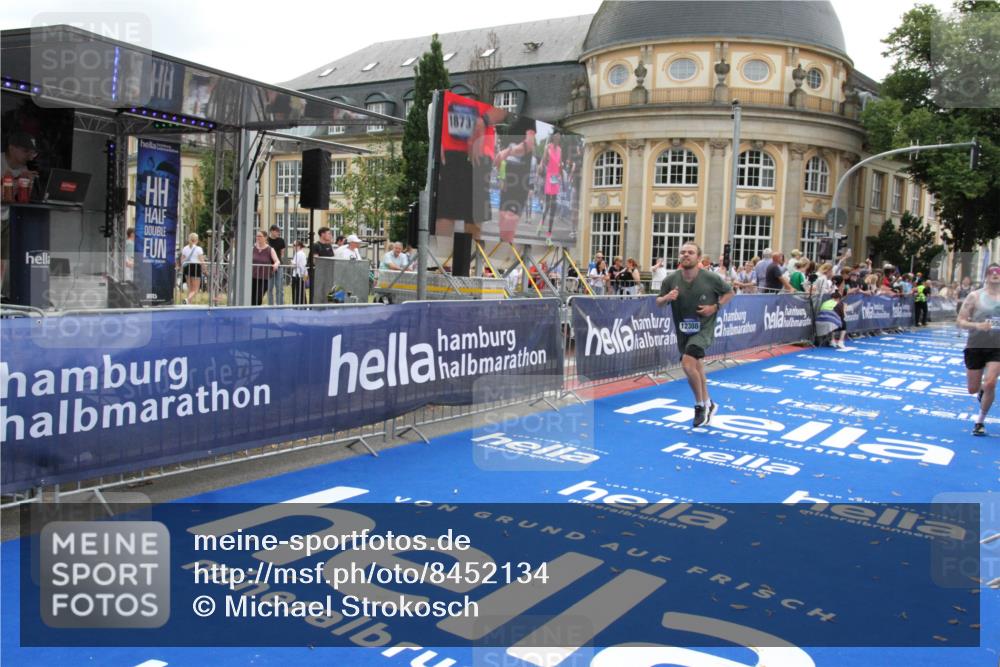 29.06.2025 - hella hamburg halbmarathon Michael Strokosch http://msf.ph/oto/8452134 29.06.2025 10:30:11 Ziel 1758, 2689, 3189, 8190, 8323, 9634, 10270, 12308, 15507, 17768 meine-sportfotos.de