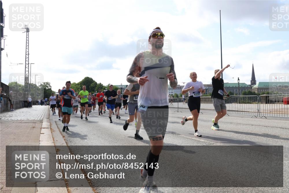 29.06.2025 - hella hamburg halbmarathon Lena Gebhardt http://msf.ph/oto/8452143 29.06.2025 09:54:04 Lombardsbrücke 15950, 94, 4237, 1098, 1119, 1399, 1413, 1424, 1476, 1892, 1902, 2098, 2188, 2270, 2516, 2823, 2842, 2890, 2937, 3004, 3186, 3477, 3785, 4029, 4140, 4183, 4185, 4235, 4237, 4247, 4270, 4949, 5115, 5362, 5528, 5532, 5650, 6198, 6309, 6388, 6575, 6630, 6831, 7167, 7297, 7385, 7448, 7480, 7734, 8023, 8269, 8743, 8928, 9030, 9043, 9105, 9463, 9482, 9619, 9626, 9633, 9723, 10529, 10792, 11077, 11848, 11936, 12084 meine-sportfotos.de
