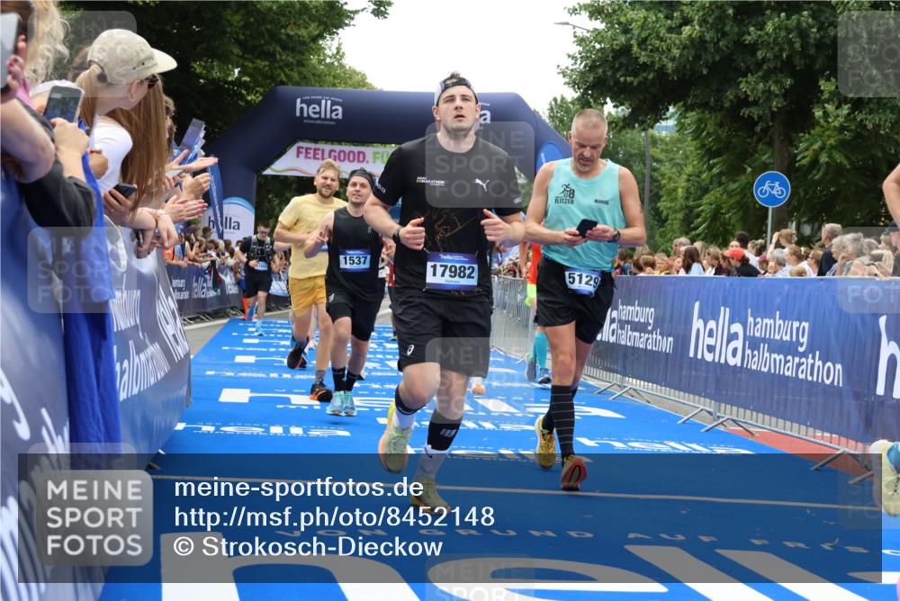 29.06.2025 - hella hamburg halbmarathon Strokosch-Dieckow http://msf.ph/oto/8452148 29.06.2025 10:48:20 Ziel 1537, 3747, 5129, 5362, 5528, 6081, 6923, 7367, 7599, 8216, 8916, 9262, 9770, 11211, 11451, 11467, 12549, 12840, 14797, 14990, 15629, 15735, 17745, 17855, 17982, 18790, 18923, 18963, 19127 meine-sportfotos.de