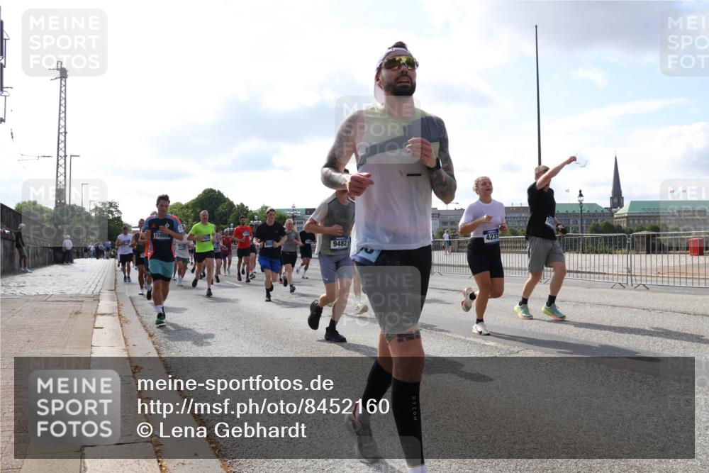 29.06.2025 - hella hamburg halbmarathon Lena Gebhardt http://msf.ph/oto/8452160 29.06.2025 09:54:04 Lombardsbrücke 15950, 8928, 9482, 4237, 1098, 1119, 1399, 1413, 1424, 1476, 1892, 1902, 2098, 2188, 2270, 2516, 2823, 2842, 2890, 2937, 3004, 3186, 3477, 3785, 4029, 4140, 4183, 4185, 4235, 4237, 4247, 4270, 4949, 5115, 5362, 5528, 5532, 5650, 6198, 6309, 6388, 6575, 6630, 6831, 7167, 7297, 7385, 7448, 7480, 7734, 8023, 8269, 8743, 8928, 9030, 9043, 9105, 9463, 9482, 9619, 9626, 9633, 9723, 10529, 10792, 11077, 11848, 11936, 12084 meine-sportfotos.de