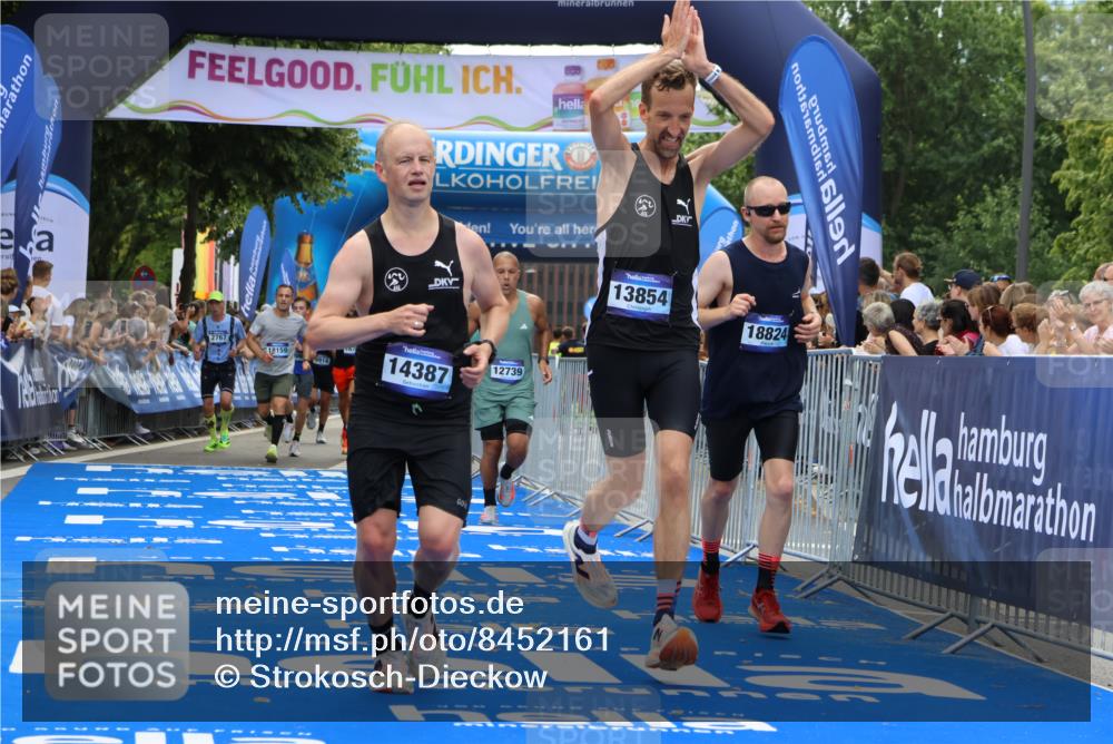 29.06.2025 - hella hamburg halbmarathon Strokosch-Dieckow http://msf.ph/oto/8452161 29.06.2025 10:37:19 Ziel 2767, 4860, 5003, 9017, 12739, 12900, 13372, 13854, 14387, 14459, 15888, 17137, 17306, 17726, 18159, 18723, 18824 meine-sportfotos.de