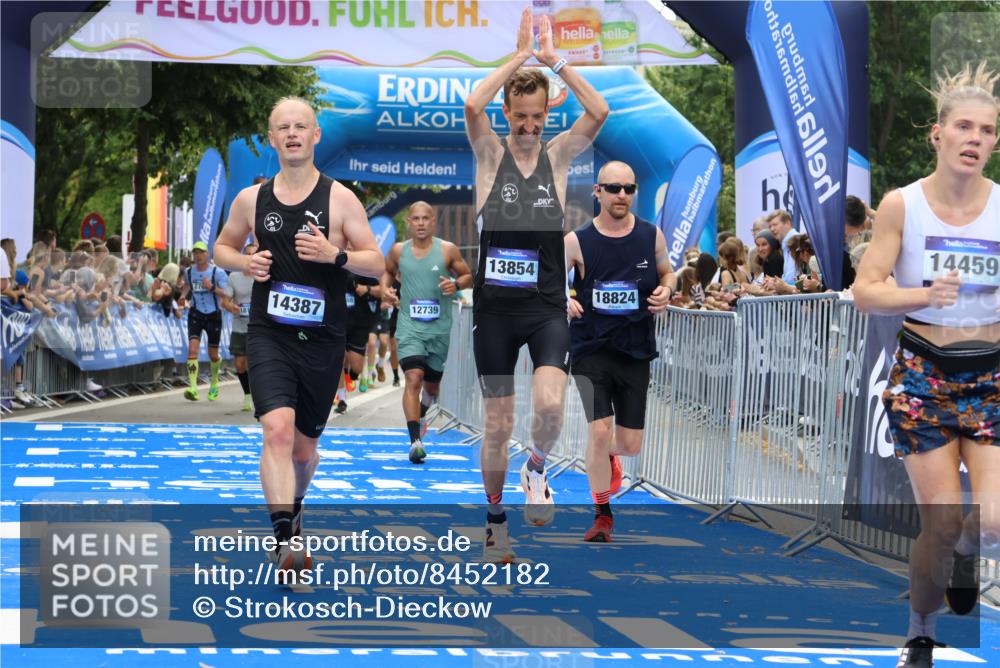 29.06.2025 - hella hamburg halbmarathon Strokosch-Dieckow http://msf.ph/oto/8452182 29.06.2025 10:37:18 Ziel 2767, 4860, 5003, 10190, 12739, 12900, 13854, 14387, 14459, 15178, 15888, 17137, 17306, 17726, 18159, 18723, 18824 meine-sportfotos.de