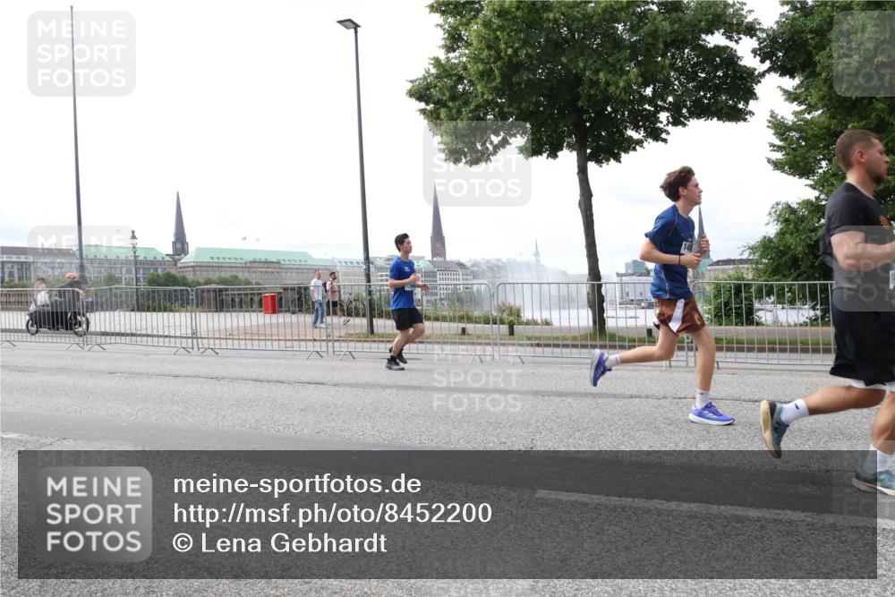 29.06.2025 - hella hamburg halbmarathon Lena Gebhardt http://msf.ph/oto/8452200 29.06.2025 10:30:59 Lombardsbrücke 1059, 1472, 1647, 1773, 1979, 2097, 2268, 2414, 2505, 2569, 2754, 2755, 3131, 3281, 4198, 4561, 4817, 5437, 5943, 6057, 6195, 6344, 6556, 6620, 6787, 7071, 7120, 7351, 8050, 8072, 8073, 8757, 9576, 9830, 10989, 11981, 11984, 11988, 12384, 12460, 12461, 12627, 14095, 14216, 14803, 15299, 15466, 15589, 15757, 16457, 16791, 17224, 17463, 17509, 17587, 17742, 17966, 18362, 18795, 18860, 19052, 19226 meine-sportfotos.de
