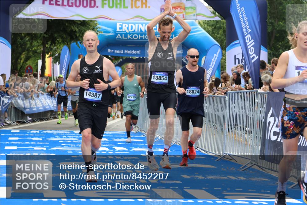 29.06.2025 - hella hamburg halbmarathon Strokosch-Dieckow http://msf.ph/oto/8452207 29.06.2025 10:37:18 Ziel 2767, 4860, 5003, 10190, 12739, 12900, 13854, 14387, 14459, 15178, 15888, 17137, 17306, 17726, 18159, 18723, 18824 meine-sportfotos.de