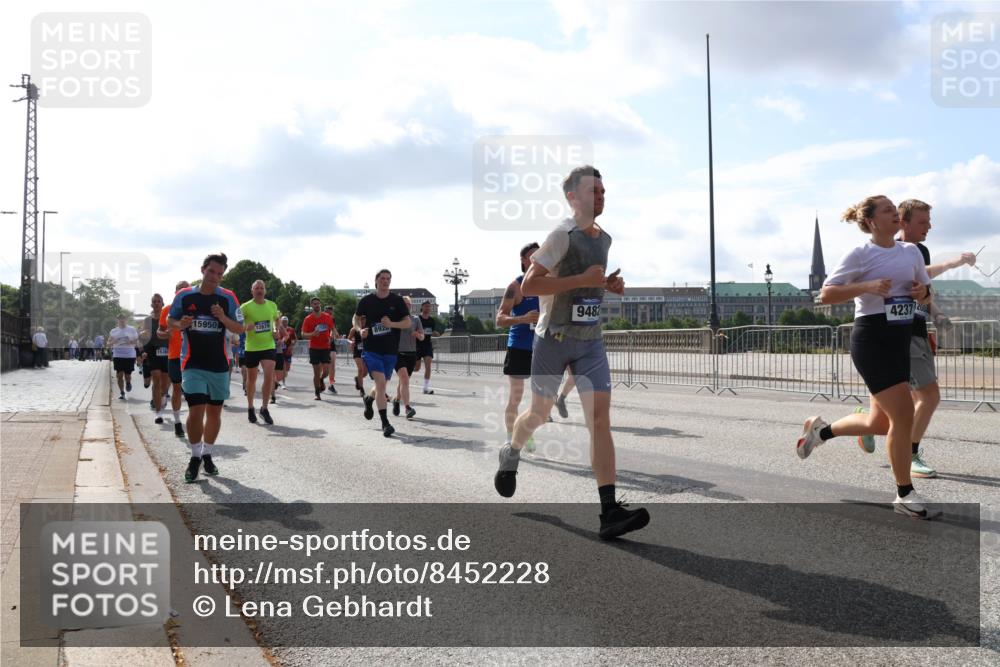 29.06.2025 - hella hamburg halbmarathon Lena Gebhardt http://msf.ph/oto/8452228 29.06.2025 09:54:04 Lombardsbrücke 15365, 15950, 12679, 892, 9482, 4237, 208, 1098, 1119, 1399, 1413, 1424, 1476, 1892, 1902, 2098, 2188, 2270, 2516, 2823, 2842, 2890, 2937, 3004, 3186, 3477, 3785, 4029, 4140, 4183, 4185, 4235, 4237, 4247, 4270, 4949, 5115, 5362, 5528, 5532, 5650, 6198, 6309, 6388, 6575, 6630, 6831, 7167, 7297, 7385, 7448, 7480, 7734, 8023, 8269, 8743, 8928, 9030, 9043, 9105, 9463, 9482, 9619, 9626, 9633, 9723, 10529, 10792, 11077, 11848, 11936, 12084 meine-sportfotos.de