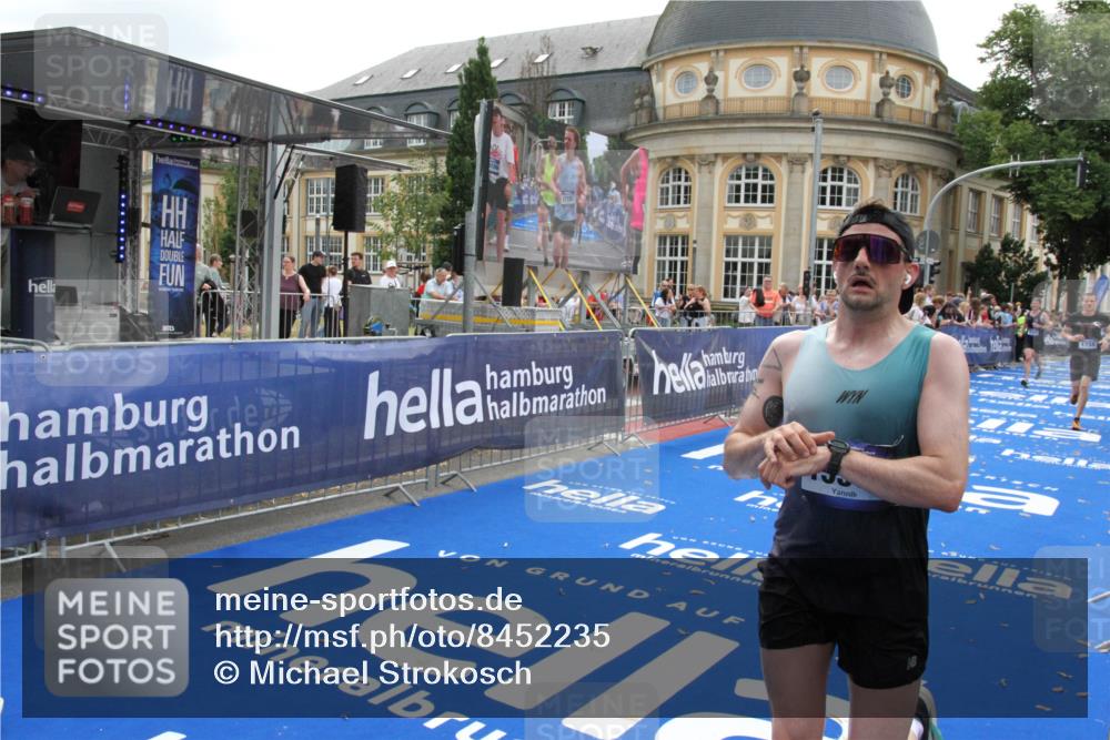 29.06.2025 - hella hamburg halbmarathon Michael Strokosch http://msf.ph/oto/8452235 29.06.2025 10:30:13 Ziel 1758, 8323, 12308, 15507 meine-sportfotos.de