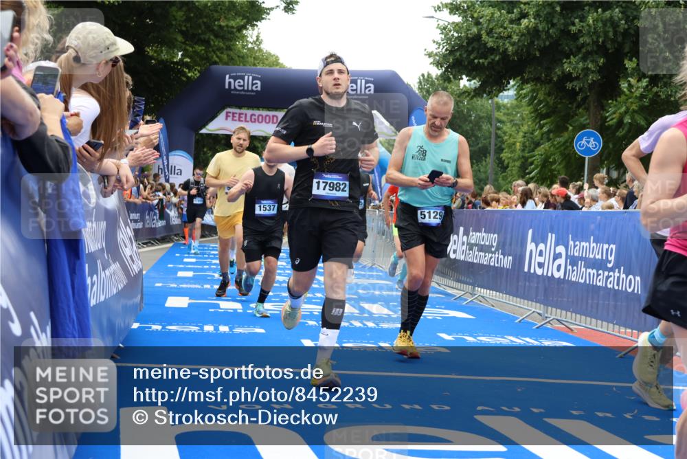 29.06.2025 - hella hamburg halbmarathon Strokosch-Dieckow http://msf.ph/oto/8452239 29.06.2025 10:48:20 Ziel 1537, 3747, 5129, 5362, 5528, 6081, 6923, 7367, 7599, 8216, 8916, 9262, 9770, 11211, 11451, 11467, 12549, 12840, 14797, 14990, 15629, 15735, 17745, 17855, 17982, 18790, 18923, 18963, 19127 meine-sportfotos.de