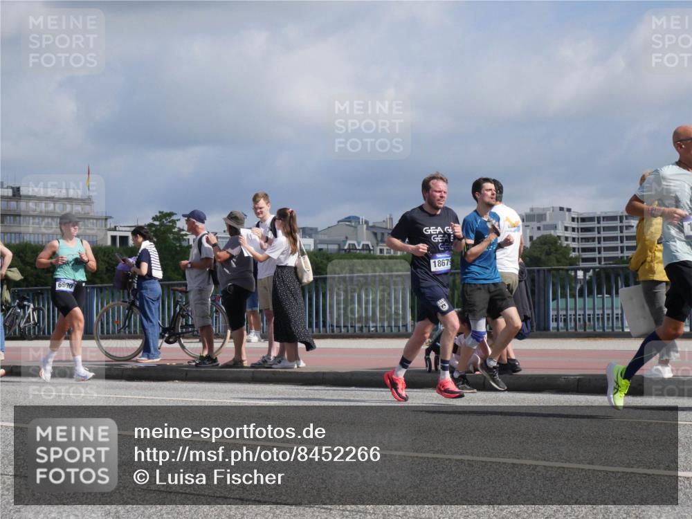 29.06.2025 - hella hamburg halbmarathon Luisa Fischer http://msf.ph/oto/8452266 29.06.2025 09:50:26 Kennedybrücke 6990, 18679, 1164, 1385, 1644, 1743, 5091, 5315, 6684, 6990, 8362, 9178, 9944 meine-sportfotos.de