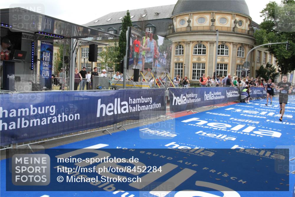 29.06.2025 - hella hamburg halbmarathon Michael Strokosch http://msf.ph/oto/8452284 29.06.2025 10:30:13 Ziel 1758, 8323, 12308, 15507 meine-sportfotos.de