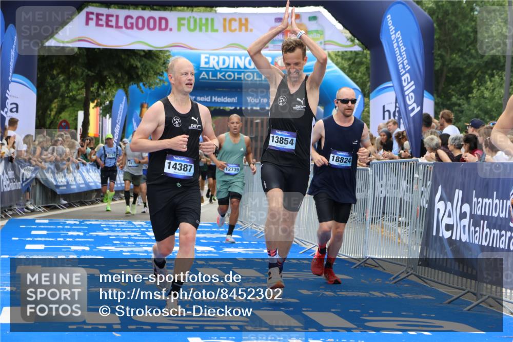 29.06.2025 - hella hamburg halbmarathon Strokosch-Dieckow http://msf.ph/oto/8452302 29.06.2025 10:37:18 Ziel 2767, 4860, 5003, 10190, 12739, 12900, 13854, 14387, 14459, 15178, 15888, 17137, 17306, 17726, 18159, 18723, 18824 meine-sportfotos.de