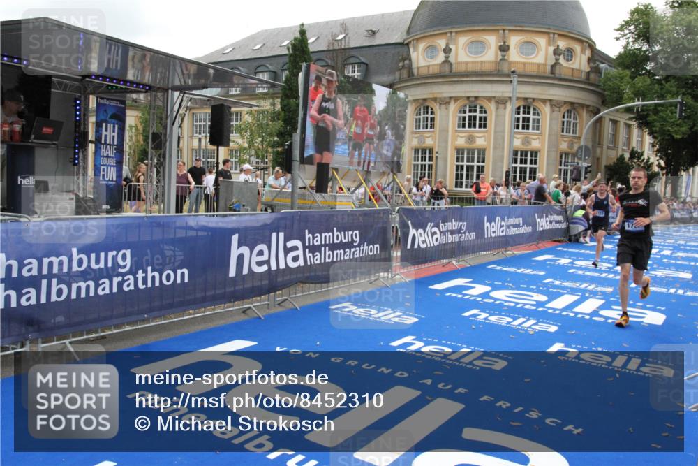 29.06.2025 - hella hamburg halbmarathon Michael Strokosch http://msf.ph/oto/8452310 29.06.2025 10:30:14 Ziel 1758, 8323, 12308, 15507 meine-sportfotos.de