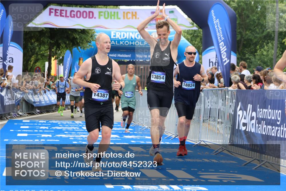 29.06.2025 - hella hamburg halbmarathon Strokosch-Dieckow http://msf.ph/oto/8452323 29.06.2025 10:37:19 Ziel 2767, 4860, 5003, 9017, 12739, 12900, 13372, 13854, 14387, 14459, 15888, 17137, 17306, 17726, 18159, 18723, 18824 meine-sportfotos.de