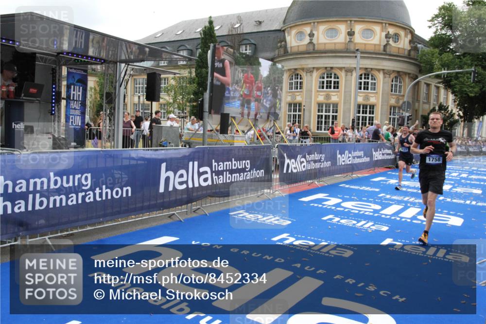 29.06.2025 - hella hamburg halbmarathon Michael Strokosch http://msf.ph/oto/8452334 29.06.2025 10:30:15 Ziel 1758, 8323 meine-sportfotos.de