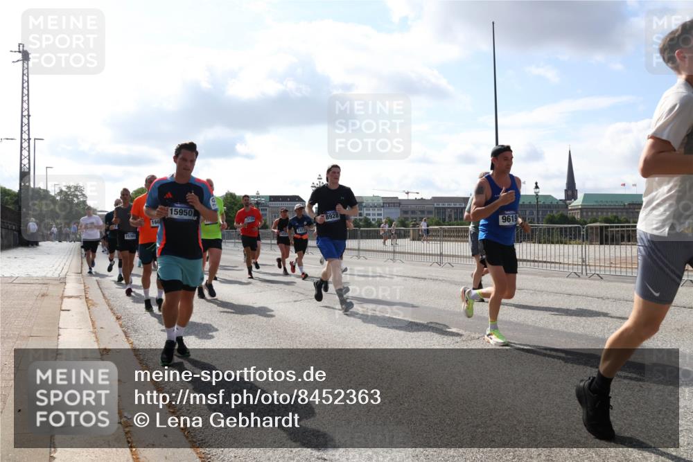 29.06.2025 - hella hamburg halbmarathon Lena Gebhardt http://msf.ph/oto/8452363 29.06.2025 09:54:05 Lombardsbrücke 15950, 8928, 1098, 1119, 1399, 1413, 1424, 1476, 1892, 1902, 2098, 2188, 2270, 2516, 2823, 2842, 2890, 2937, 3004, 3477, 3785, 4029, 4140, 4183, 4185, 4235, 4237, 4247, 4270, 4949, 5020, 5115, 5362, 5528, 5532, 5650, 6198, 6309, 6388, 6575, 6630, 6831, 7167, 7297, 7385, 7448, 7480, 7734, 8023, 8269, 8743, 8928, 9030, 9043, 9105, 9463, 9482, 9619, 9633, 9723, 10529, 10792, 11077, 11848, 11936, 12084 meine-sportfotos.de
