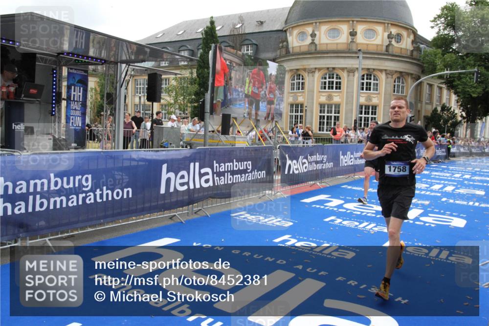 29.06.2025 - hella hamburg halbmarathon Michael Strokosch http://msf.ph/oto/8452381 29.06.2025 10:30:15 Ziel 1758, 8323 meine-sportfotos.de
