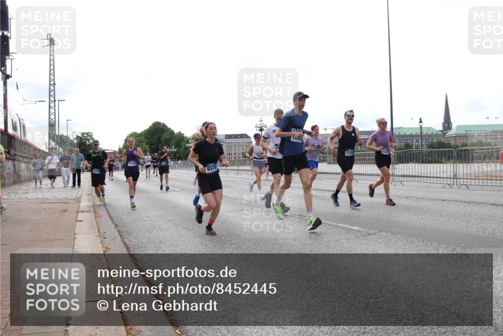 29.06.2025 - hella hamburg halbmarathon Lena Gebhardt http://msf.ph/oto/8452445 29.06.2025 10:31:01 Lombardsbrücke 15589, 17742, 9576, 10, 12384, 1059, 1292, 1472, 1647, 1773, 1979, 2097, 2268, 2414, 2505, 2569, 2754, 2755, 2914, 3131, 3281, 4198, 4561, 4817, 5437, 5943, 6057, 6195, 6344, 6556, 6620, 6787, 7071, 7120, 7351, 7604, 8050, 8072, 8073, 8757, 9576, 9830, 10111, 10989, 11981, 11984, 11988, 12384, 12627, 14095, 14216, 14349, 14803, 15299, 15466, 15589, 15757, 16457, 16791, 17224, 17463, 17509, 17587, 17742, 17966, 18362, 18795, 18860, 19052, 19226 meine-sportfotos.de