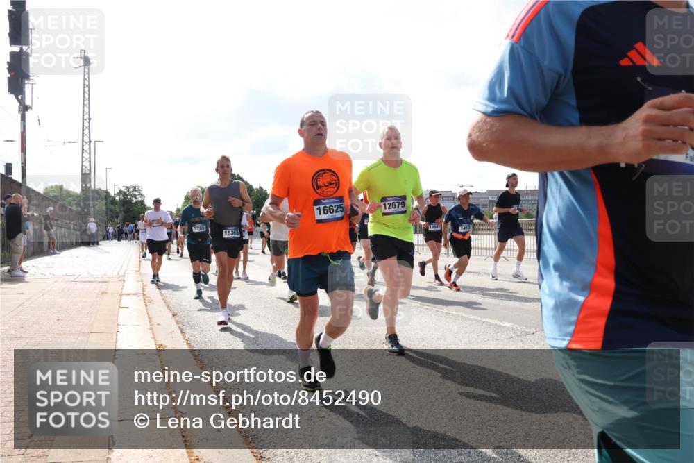 29.06.2025 - hella hamburg halbmarathon Lena Gebhardt http://msf.ph/oto/8452490 29.06.2025 09:54:06 Lombardsbrücke 3785, 15365, 16625, 12679, 14541, 1413, 1098, 1119, 1399, 1413, 1424, 1476, 1892, 1902, 2098, 2188, 2270, 2516, 2823, 2842, 2890, 2937, 3004, 3477, 3785, 4029, 4140, 4183, 4185, 4235, 4237, 4247, 4270, 4949, 5020, 5115, 5362, 5528, 5532, 5650, 6198, 6309, 6388, 6575, 6630, 6831, 7167, 7297, 7385, 7448, 7480, 7734, 8023, 8269, 8576, 8698, 8743, 8928, 9030, 9043, 9105, 9463, 9482, 9619, 9633, 9723, 9815, 10529, 10792, 11077, 11848, 11936, 12084 meine-sportfotos.de
