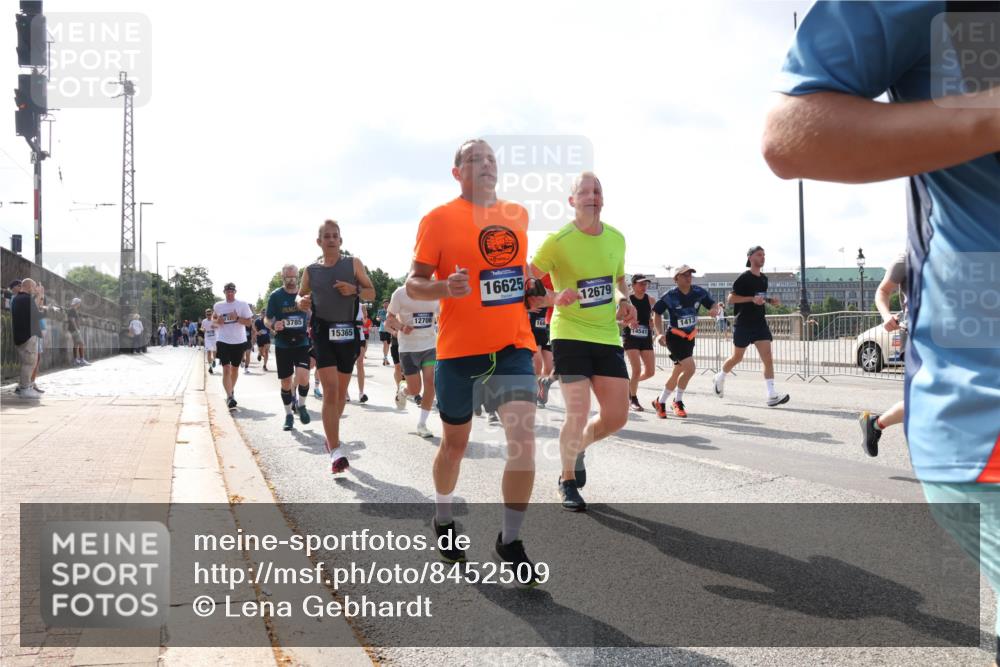 29.06.2025 - hella hamburg halbmarathon Lena Gebhardt http://msf.ph/oto/8452509 29.06.2025 09:54:06 Lombardsbrücke 3785, 12706, 15365, 16625, 168, 12679, 14541, 1413, 1098, 1119, 1399, 1413, 1424, 1476, 1892, 1902, 2098, 2188, 2270, 2516, 2823, 2842, 2890, 2937, 3004, 3477, 3785, 4029, 4140, 4183, 4185, 4235, 4237, 4247, 4270, 4949, 5020, 5115, 5362, 5528, 5532, 5650, 6198, 6309, 6388, 6575, 6630, 6831, 7167, 7297, 7385, 7448, 7480, 7734, 8023, 8269, 8576, 8698, 8743, 8928, 9030, 9043, 9105, 9463, 9482, 9619, 9633, 9723, 9815, 10529, 10792, 11077, 11848, 11936, 12084 meine-sportfotos.de