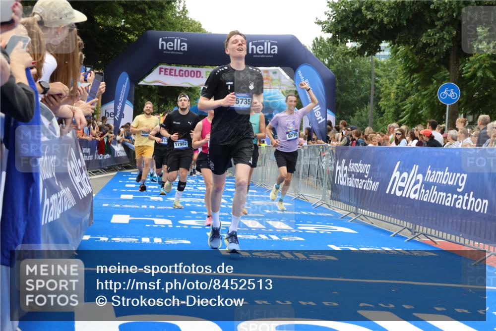 29.06.2025 - hella hamburg halbmarathon Strokosch-Dieckow http://msf.ph/oto/8452513 29.06.2025 10:48:18 Ziel 1537, 3747, 5129, 5362, 5528, 6081, 6923, 7367, 7599, 8216, 8916, 9262, 9770, 11211, 11467, 12549, 12685, 14797, 14814, 15590, 15629, 15735, 15981, 17745, 17982, 18790, 18923, 18963, 19127 meine-sportfotos.de