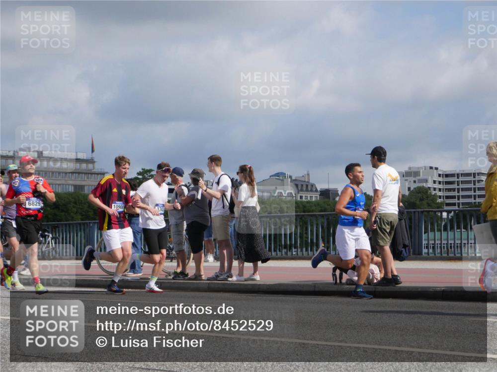 29.06.2025 - hella hamburg halbmarathon Luisa Fischer http://msf.ph/oto/8452529 29.06.2025 09:50:31 Kennedybrücke 6829, 10900, 1743, 1385, 1743, 3959, 4860, 5091, 5315, 6684, 6990 meine-sportfotos.de