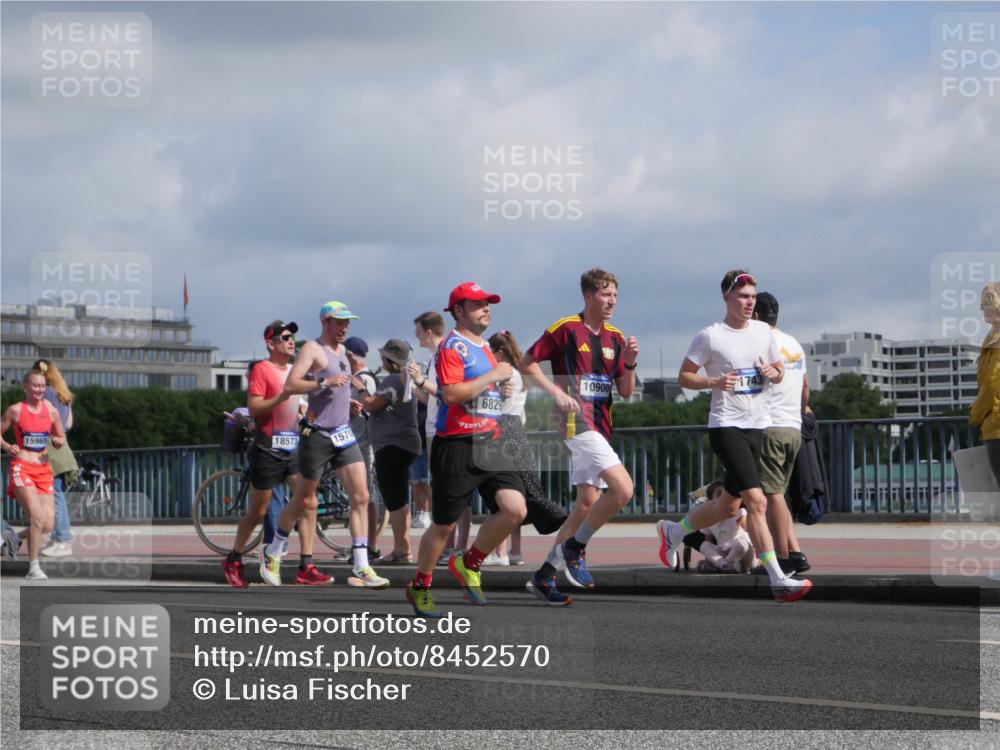 29.06.2025 - hella hamburg halbmarathon Luisa Fischer http://msf.ph/oto/8452570 29.06.2025 09:50:32 Kennedybrücke 15965, 18573, 1570, 6829, 10900, 1385, 1743, 3959, 4860, 5091, 5315, 6684 meine-sportfotos.de