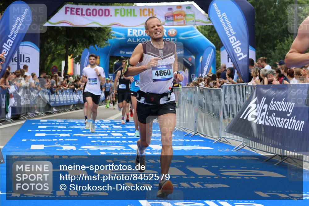 29.06.2025 - hella hamburg halbmarathon Strokosch-Dieckow http://msf.ph/oto/8452579 29.06.2025 10:37:14 Ziel 4860, 5003, 5923, 8362, 9178, 10190, 11423, 12900, 13854, 13972, 14387, 14459, 15178, 17137, 17726, 18824 meine-sportfotos.de