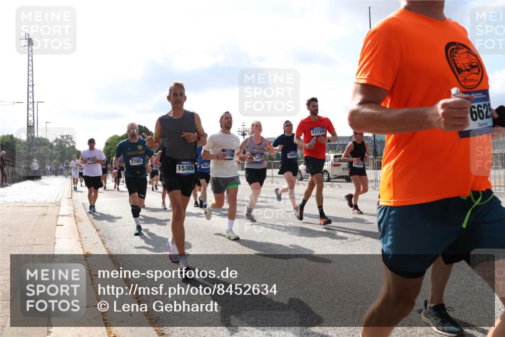 29.06.2025 - hella hamburg halbmarathon Lena Gebhardt http://msf.ph/oto/8452634 29.06.2025 09:54:07 Lombardsbrücke 3785, 3706, 1476, 16893, 15365, 6831, 12724, 14541, 6625, 1098, 1119, 1399, 1413, 1424, 1476, 1892, 1902, 2020, 2098, 2188, 2270, 2516, 2823, 2842, 2890, 2937, 3004, 3477, 3785, 4029, 4140, 4183, 4185, 4235, 4237, 4247, 4270, 4949, 5020, 5115, 5362, 5528, 5532, 5650, 6198, 6309, 6388, 6575, 6630, 6831, 7167, 7297, 7385, 7448, 7480, 7734, 8023, 8269, 8576, 8698, 8743, 8928, 9030, 9043, 9105, 9463, 9482, 9619, 9633, 9815, 10529, 10792, 11077, 11848, 11936, 12084 meine-sportfotos.de