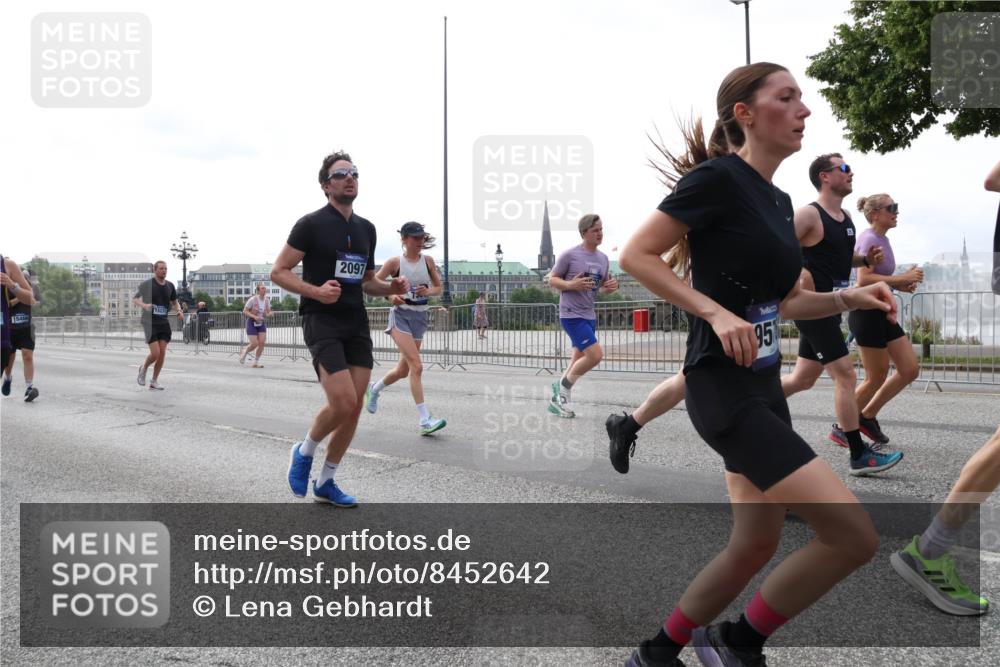 29.06.2025 - hella hamburg halbmarathon Lena Gebhardt http://msf.ph/oto/8452642 29.06.2025 10:31:03 Lombardsbrücke 1546, 2097, 95, 1059, 1292, 1472, 1773, 1979, 2097, 2268, 2414, 2505, 2569, 2914, 3131, 3281, 4198, 4561, 4817, 5437, 5943, 6057, 6195, 6344, 6556, 6620, 6787, 7071, 7120, 7351, 7604, 8050, 8072, 8073, 8757, 9576, 9830, 10111, 10989, 11981, 11984, 11988, 12384, 12627, 14095, 14216, 14349, 14803, 15299, 15466, 15589, 15725, 16457, 16791, 17224, 17463, 17509, 17587, 17742, 17966, 18362, 18795, 18860, 19052, 19226 meine-sportfotos.de