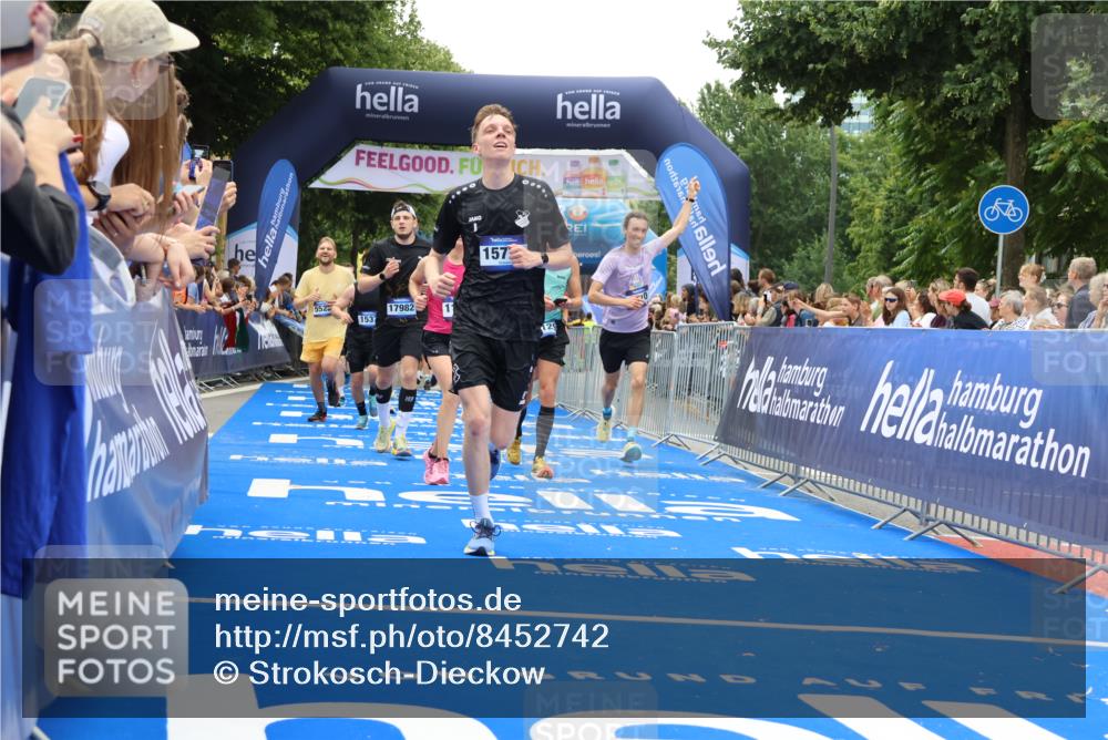 29.06.2025 - hella hamburg halbmarathon Strokosch-Dieckow http://msf.ph/oto/8452742 29.06.2025 10:48:17 Ziel 1537, 3747, 5129, 5362, 5528, 6081, 6923, 7367, 7599, 8216, 8916, 9770, 11211, 11467, 12549, 12685, 14797, 14814, 15590, 15629, 15735, 15981, 17745, 17982, 18963, 19127 meine-sportfotos.de